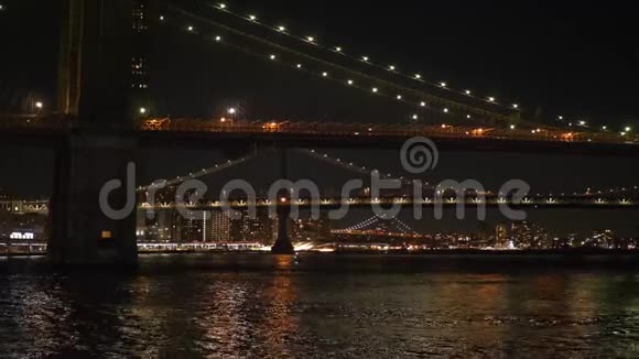 夜晚在纽约的美妙之处照亮了布鲁克林大桥视频的预览图