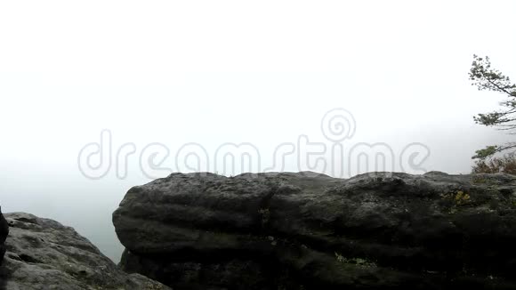 梦幻般朦胧的风景山之上的灯光薄雾深谷充满了五颜六色的雾和多岩的山丘视频的预览图