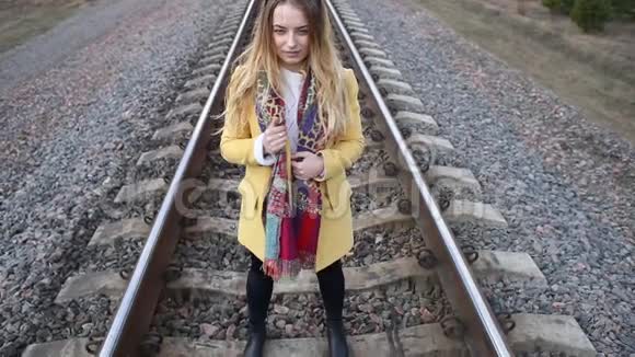 穿红鞋的女孩走在铁轨上视频的预览图
