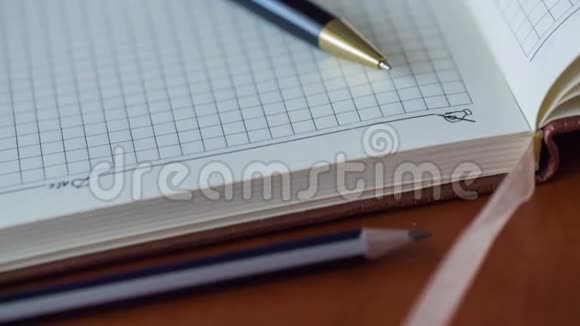 笔记本和钢笔滑块射击7视频的预览图