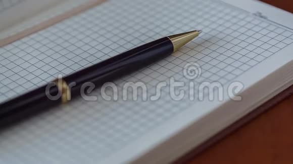 笔记本和钢笔滑块射击5视频的预览图