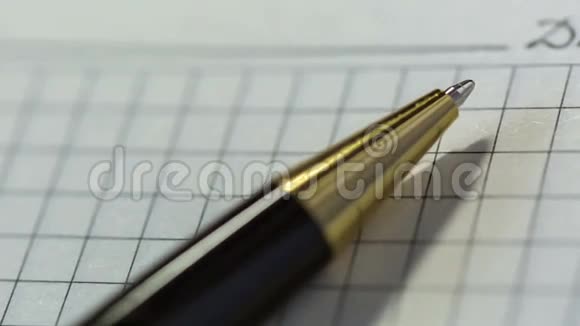 笔记本和钢笔滑块射击4视频的预览图