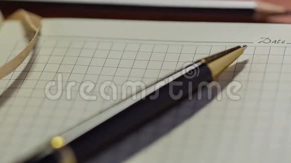笔记本和钢笔滑块射击3视频的预览图