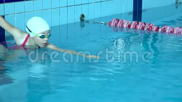 男游泳运动员开始在游泳池中游泳专业运动员训练潜水和溅水面视频的预览图