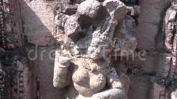印度奥迪沙科纳克古寺的石雕视频的预览图