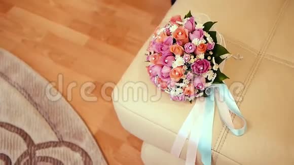室内的新娘花束婚礼花束视频的预览图