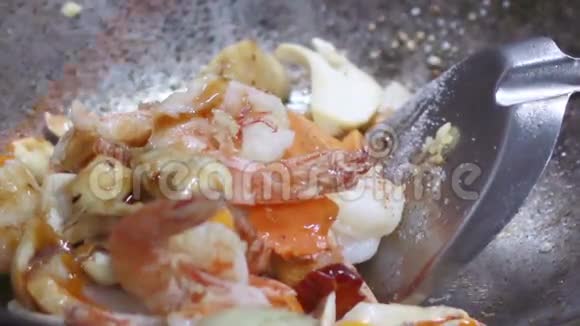 高清视频关闭厨师烹饪泰国面视频的预览图