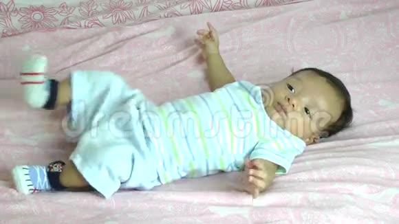 两个月大的西班牙裔男性婴儿视频的预览图