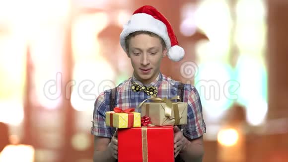 带礼物盒的圣诞男孩视频的预览图