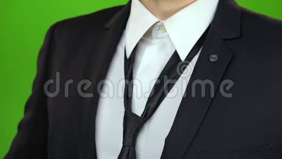 男人手紧了脖子下面的领带绿色屏幕关门视频的预览图