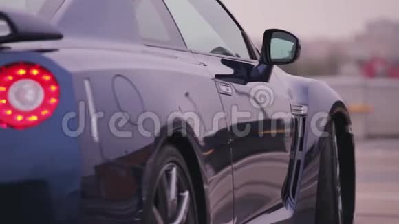深蓝色新车的背面轮子演示文稿红灯加油机汽车冷色调视频的预览图