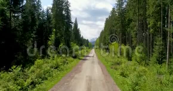 从空中可以看到通往乌克兰喀尔巴阡山脉胡佛拉山的公路视频的预览图
