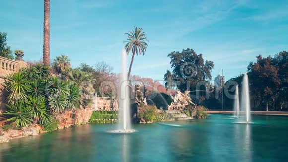 西班牙巴塞罗那公园西乌塔德拉喷泉蓝天4k时间流逝视频的预览图