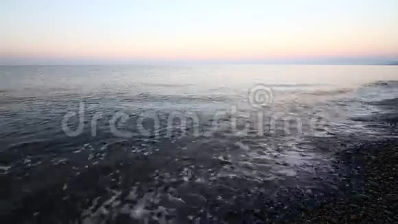 平静的海浪田园诗般的海滩有绿松石水和鹅卵石视频的预览图
