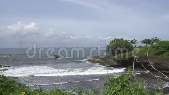 巴里安海滩地区的海景石头和海滩印度尼西亚视频的预览图