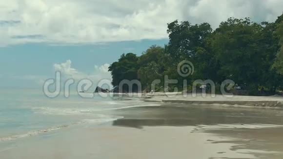 波瓦隆位于塞舌尔马河岛视频的预览图
