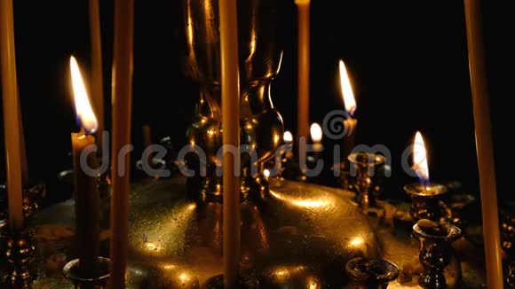 教堂里的蜡烛燃烧在一个东正教基督徒身上视频的预览图