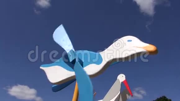 木制鸟玩具风车翅膀和天空视频的预览图
