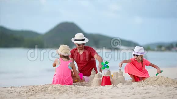 爸爸和小孩在热带海滩上做沙堡视频的预览图