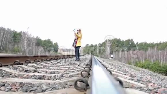 穿红鞋的女孩走在铁轨上视频的预览图