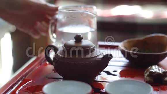茶道女人在泡茶前烫伤茶壶视频的预览图