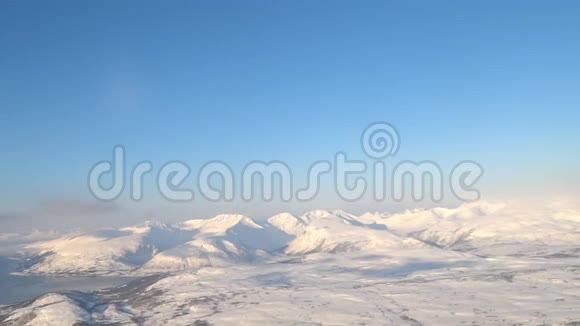 鸟瞰挪威北部雪山视频的预览图