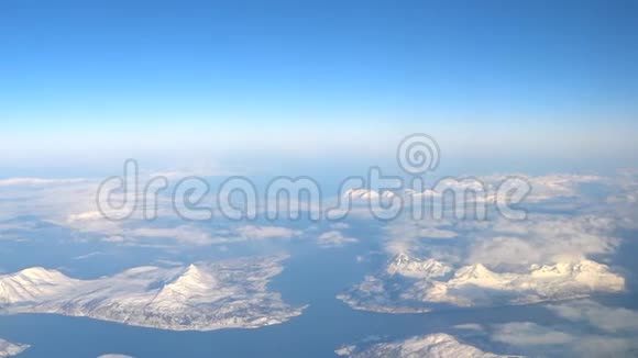 鸟瞰挪威北部雪山视频的预览图