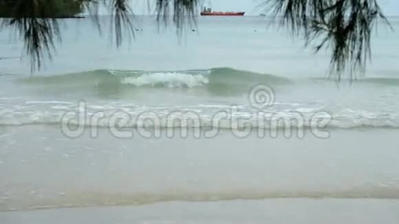 海滩和波浪与船的背景视频的预览图