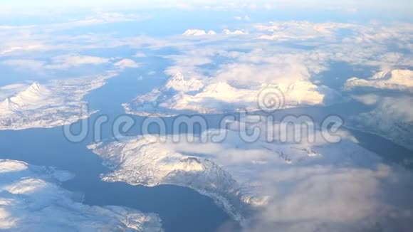 鸟瞰挪威北部雪山视频的预览图