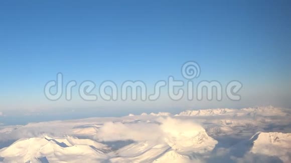 鸟瞰挪威北部雪山视频的预览图