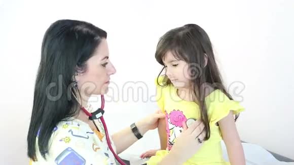 医生或护士用听诊器听诊小儿脊柱视频的预览图