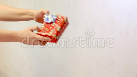 男性手递红盒礼盒女性手视频的预览图