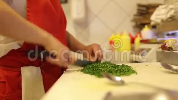 女厨师切新鲜蔬菜和视频的预览图