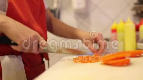女厨师切新鲜蔬菜和视频的预览图