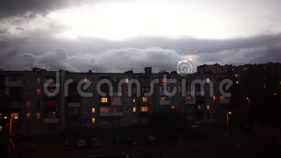 风暴背景前的黑云天空视频的预览图