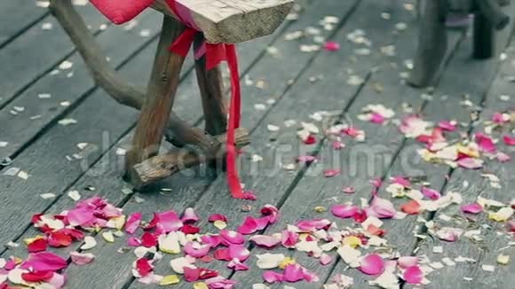 婚礼装饰五颜六色的玫瑰花瓣视频的预览图