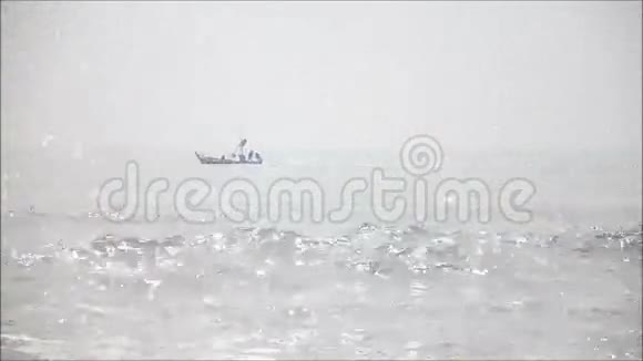 日出时在海上钓鱼船在哈特赵三兰海滩视频的预览图