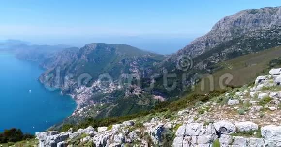 年轻女子在阿马尔菲海岸的山上徒步旅行视频的预览图