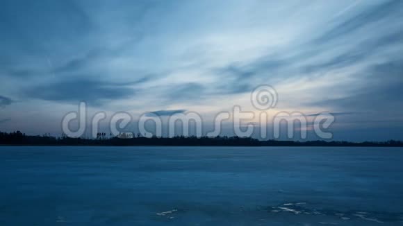 瑞典斯堪的纳维亚欧洲日落时美丽的清新蓝天和冰冻的冰湖视频的预览图