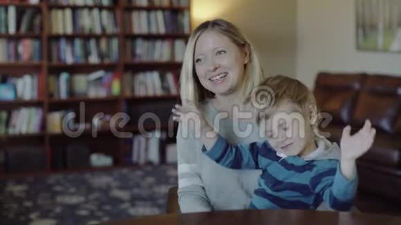 美丽的年轻母亲亲吻她的小男孩视频的预览图