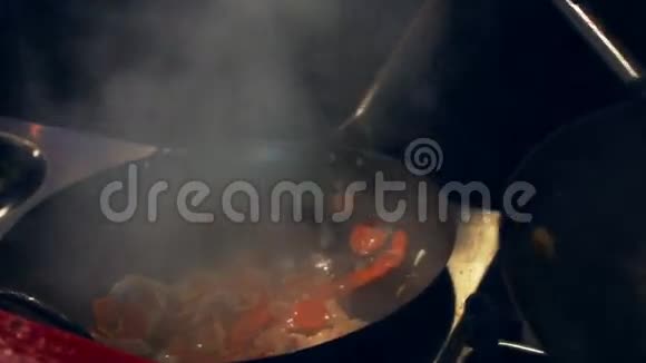 做饭烹饪亚洲食物厨师煮菜锅视频的预览图