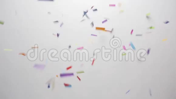 纸屑落在白色背景上视频的预览图