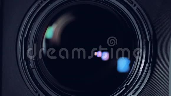 黑色相机镜头上的宏视图视频的预览图