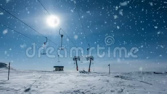 柔软的雪落在滑雪基地的顶部美丽的冬季景观视频循环视频的预览图