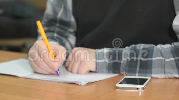 不知名的学生用钢笔在笔记本上写课文视频的预览图
