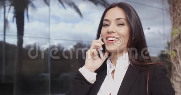 笑着说一个活泼的女人在手机上说话视频的预览图