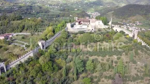 意大利维琴察马斯蒂亚山顶城堡的无人机鸟瞰图视频的预览图