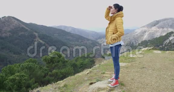 年轻女子眺望山景视频的预览图