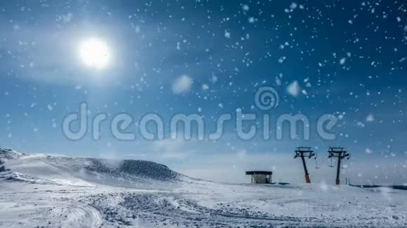 柔软的雪落在滑雪基地的顶部美丽的冬季景观视频循环视频的预览图
