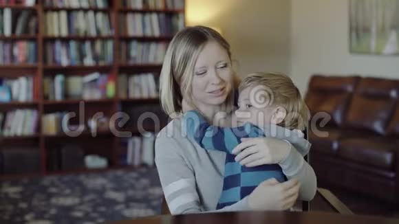 美丽的年轻母亲亲吻她的小男孩视频的预览图
